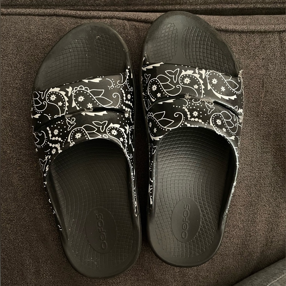 Oofos slides